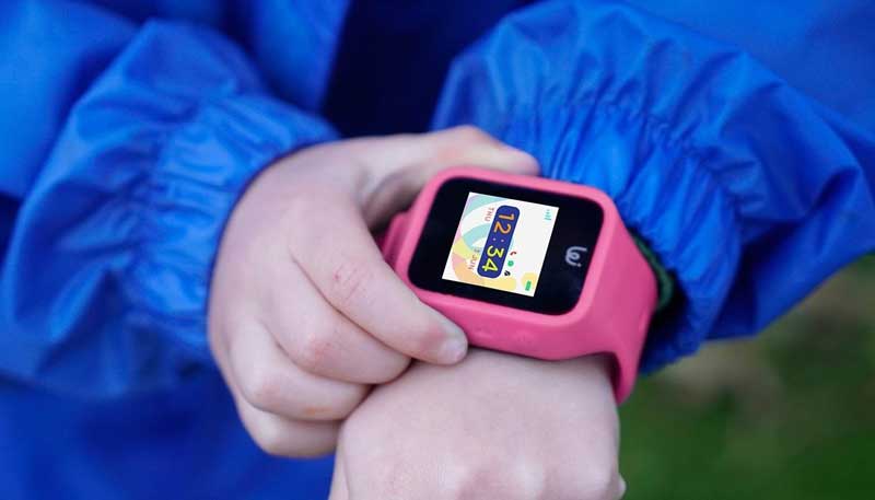 Çocuklar için akıllı telefon özellikli kol saati.