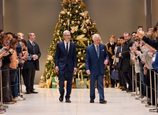 Tim Cook, Kral Charles’ı Apple’ın İngiltere merkezinde ağırladı!