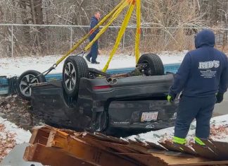 Apple Watch, havuza düşen araç kazasında bir hayat kurtardı