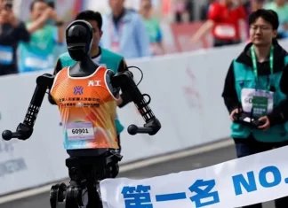 Robotlar ve insanlar arasında koşu yarışı düzenlendi!