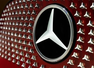 Mercedes fiziksel tuşlara geri dönecek