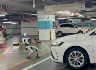 İnsansı robot 1.400 kilogramlık aracı çekti