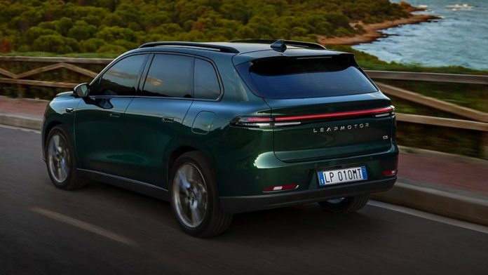 leapmotor-c10-awd-zurih-otomobil-fuarinda-sahne-aliyor-1