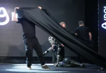 İnsansı robot sahnede düştü