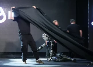 İnsansı robot sahnede düştü